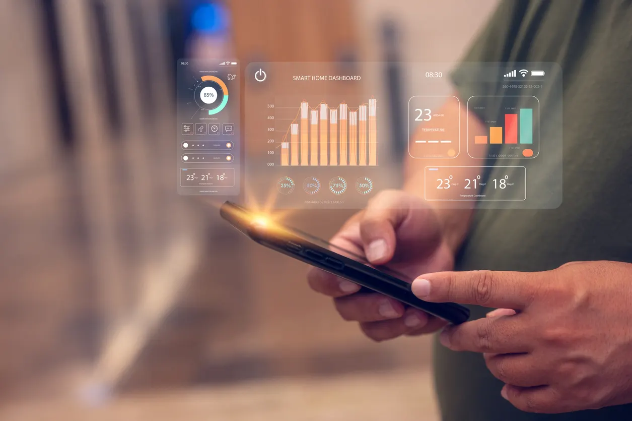 Homme contrôlant des appareils domestiques intelligents à l’aide d’un téléphone mobile intelligent avec application lancée