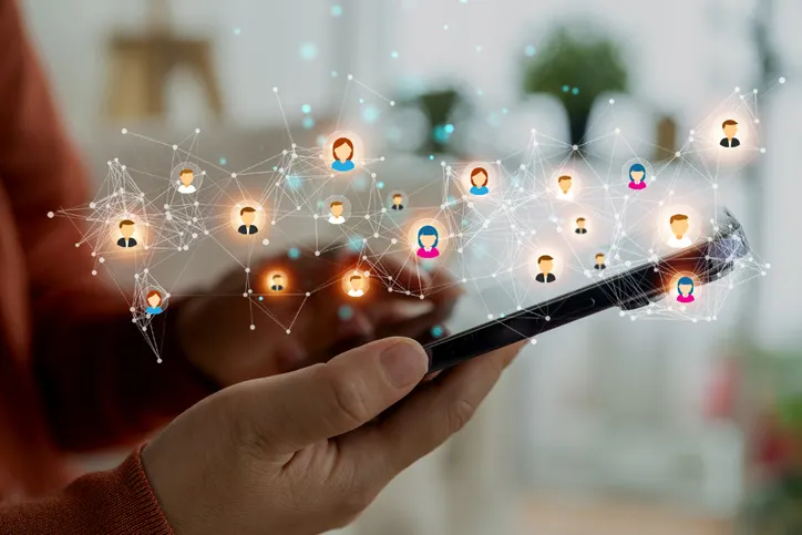 Client accédant à son espace personnel sur un portail web depuis son smartphone