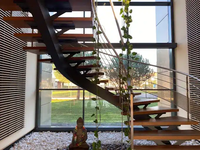 Hall et escalier de l'agence Clickzou