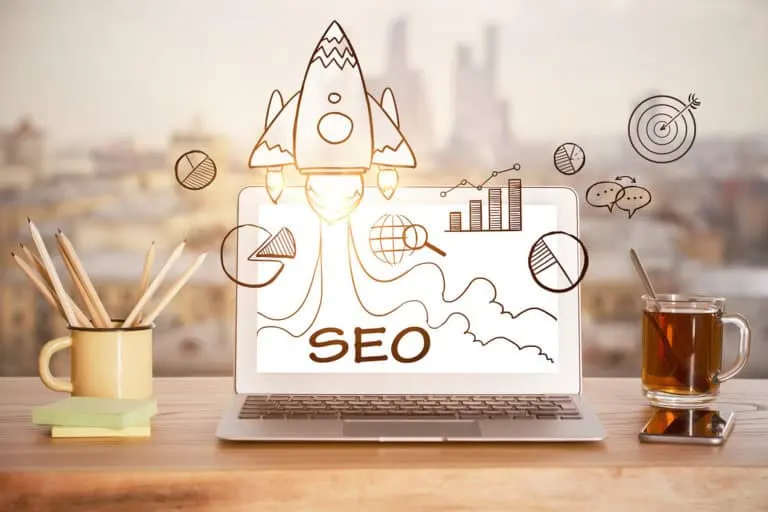 Développeur web optimisant le SEO d’un site bordelais