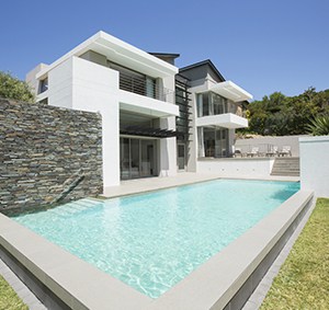 Vue d'une maison avec piscine