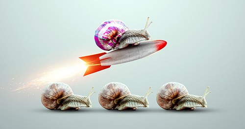 Un escargot sur une fusée qui dépasse tous les autres escargots