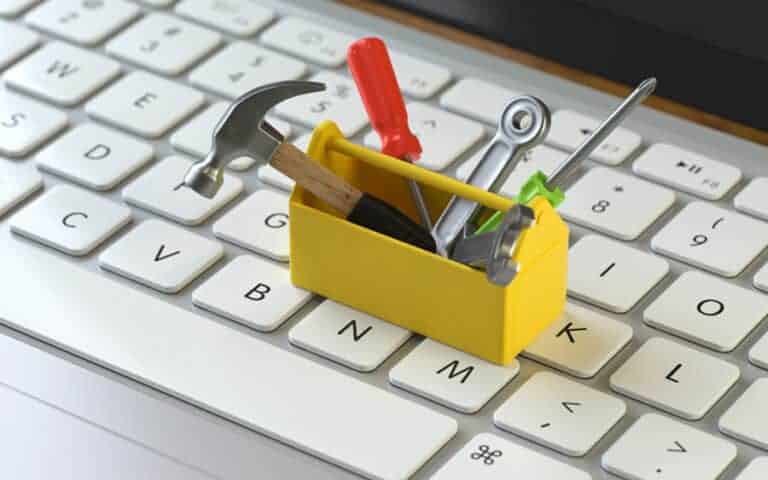 Une boîte à outil sur un clavier pour illustrer le suivi de l'agence Clickzou pour ses clients