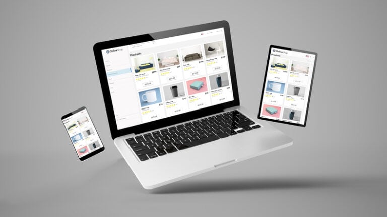 Tablette, ordinateur portable et téléphone mobile affichant le site Web de magasin en ligne