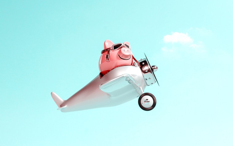 Un cochon heureux dans un avion en train de voler