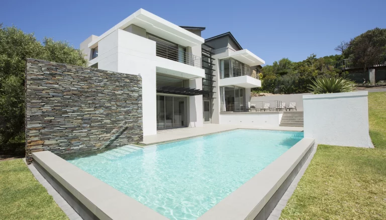 Villa contemporaine avec piscine et architecture moderne, parfaite pour un investissement immobilier de luxe.