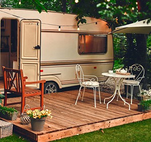 Une caravane placé dans un camping