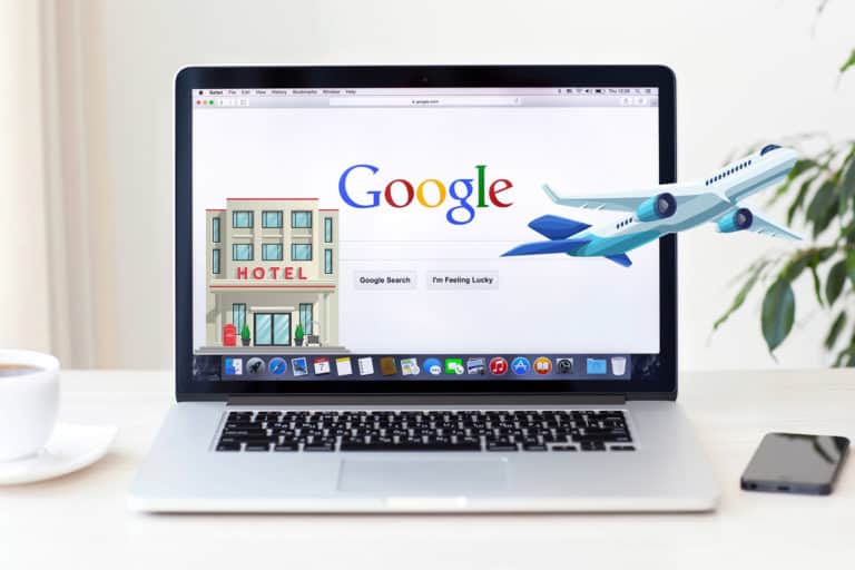 Un écran d'ordinateur avec un hôtel en dessin et un avion sous fond 