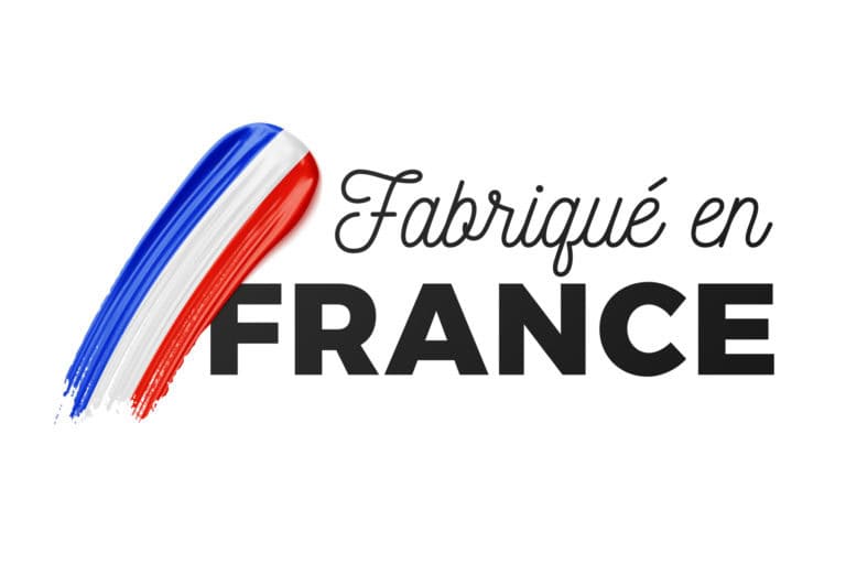 Image avec le texte 'Fabriqué en FRANCE' où 'FRANCE' est écrit en majuscules. Une touche de peinture bleu, blanc et rouge, représentant le drapeau français, est ajoutée au-dessus du texte, symbolisant la fabrication en France.