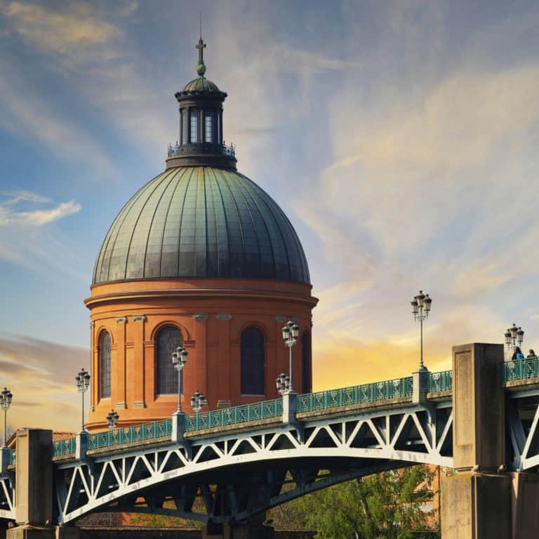 Célèbre vue du pont Saint-Pierre au coucher du soleil, Toulouse.