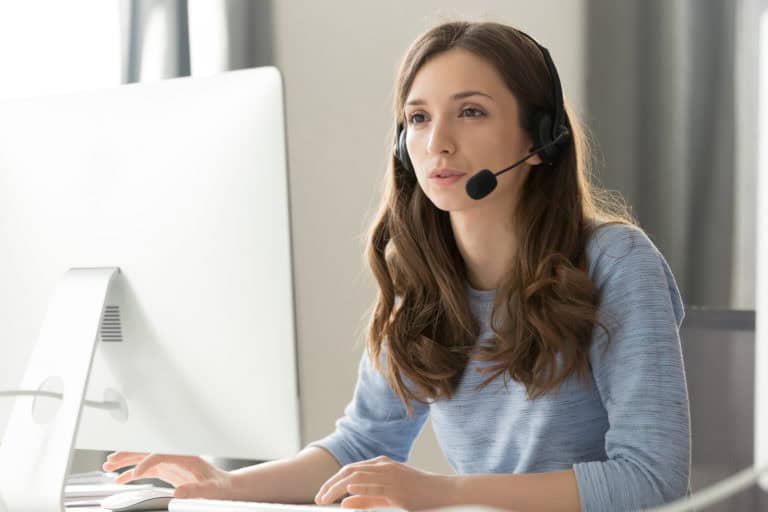 Femme en train de parler au téléphone regardant le site internet de son client