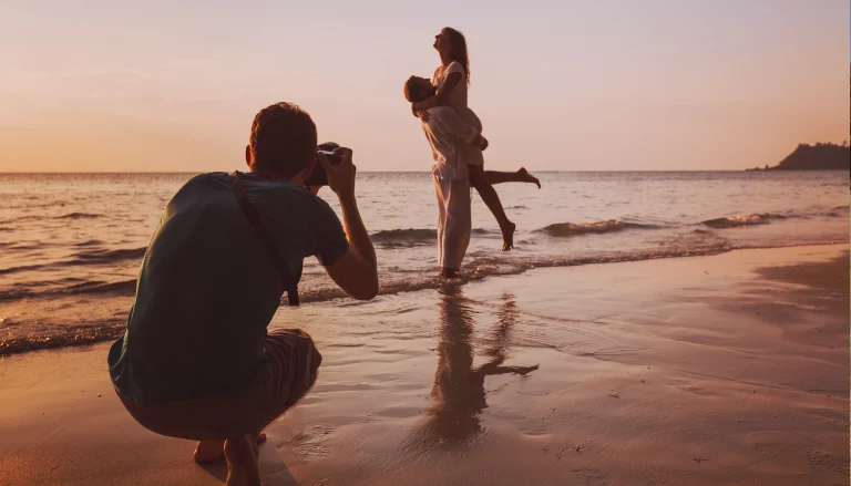 Shooting photo romantique au bord de la mer au coucher du soleil. Capturez vos moments précieux avec un photographe professionnel pour des souvenirs inoubliables.