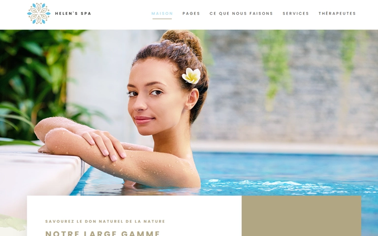 Femme relaxant dans une piscine de spa, avec une fleur dans les cheveux, dans un cadre naturel et serein, illustrant un site internet pour un centre de bien-être.