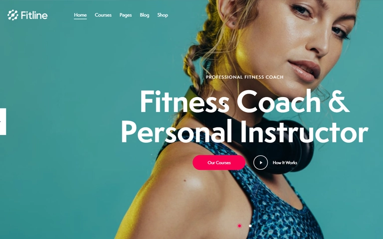 Page d'accueil d'un site web pour coach sportif. Une femme portant un débardeur de sport bleu et un casque autour de son cou est mise en avant sur un fond turquoise. Le texte indique 'Fitness Coach & Personal Instructor' avec un bouton rouge 'Our Courses' et un autre bouton 'How it Works'. Le logo du site est 'Fitline' et la barre de navigation inclut les options Home, Courses, Pages, Blog, et Shop.